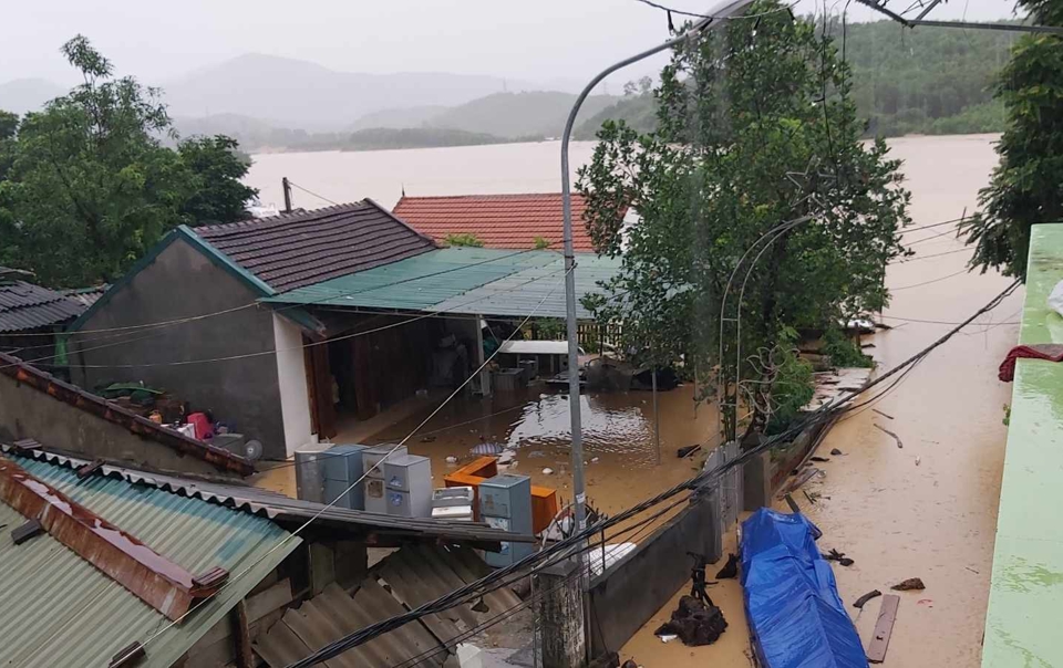 Gần trưa nay nước lũ vẫn tiếp tục d&acirc;ng, tr&agrave;n v&agrave;o nh&agrave; nhiều hộ d&acirc;n ở thị trấn T&acirc;n Lạc, huyện Quỳ Ch&acirc;u.