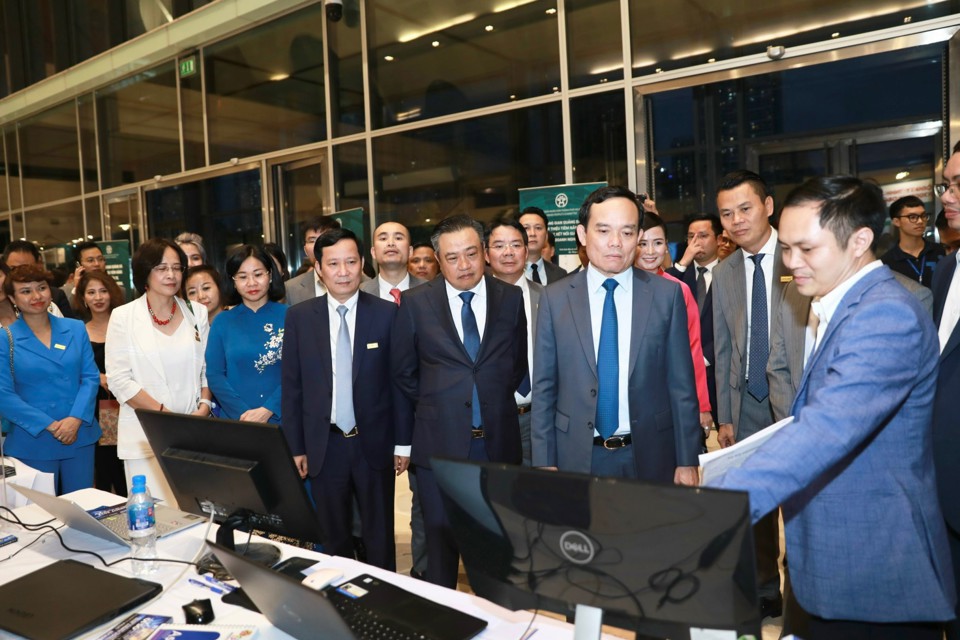 Phó Thủ tướng Chính phủ Trần Lưu Quang cùng các đại biểu tham gia gian hàng bên lề Lễ kỷ niệm 30 năm phong trào doanh nghiệp trẻ Hà Nội