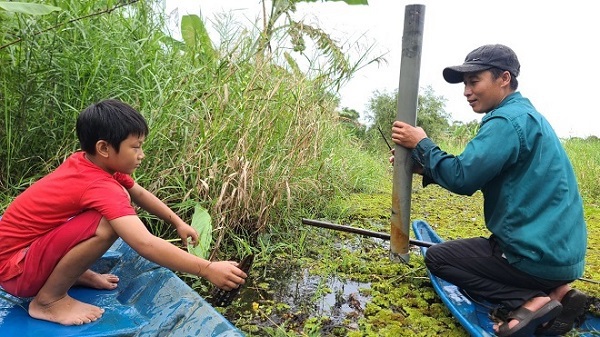 Tr&atilde;i nghiệm đặt tr&uacute;m bắt lươn rừng U Minh Hạ.