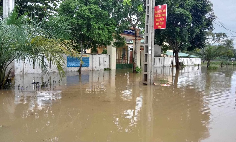 Một số trường học ở huyện Hương Sơn bị ngập, học sinh phải tạm thời nghỉ học chờ nước r&uacute;t.