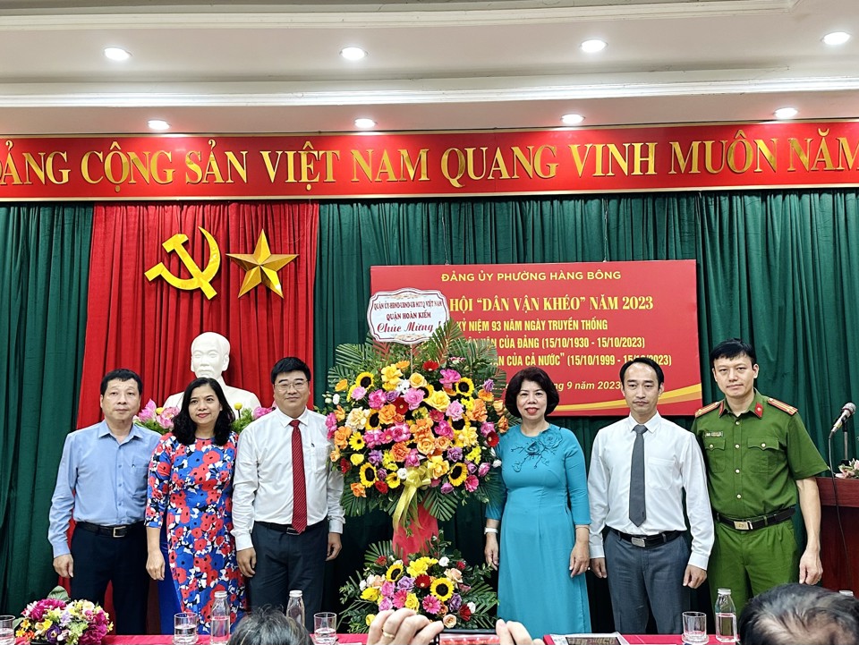 Tặng hoa ch&uacute;c mừng&nbsp;Ng&agrave;y hội "D&acirc;n vận kh&eacute;o" năm 2023 tại phường H&agrave;ng B&ocirc;ng&nbsp;