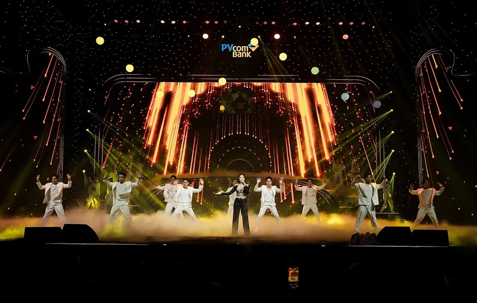 Dàn hợp xướng hơn 3.500 người trong PVcomBank Concert “Hành trình vàng son” - Ảnh 8