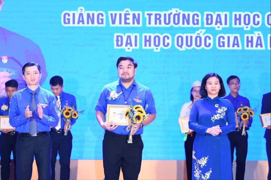 Ph&oacute; B&iacute; thư Thường trực Th&agrave;nh ủy H&agrave; Nội Nguyễn Thị Tuyến v&agrave; B&iacute; thư T.Ư Đo&agrave;n, Chủ tịch T.Ư Hội Sinh vi&ecirc;n Việt Nam trao chứng nhận tặng thanh ni&ecirc;n ti&ecirc;n tiến.