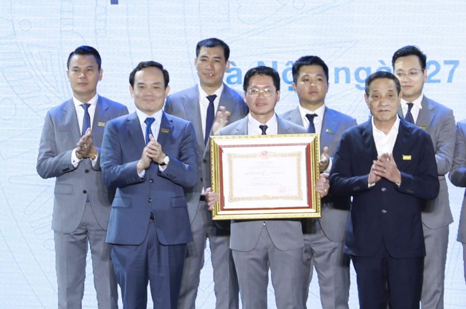 Phó Thủ tướng Chính phủ Trần Lưu Quang trao Huân Chương lao động hạng Nhì cho Hội Doanh nghiệp trẻ Hà Nội
