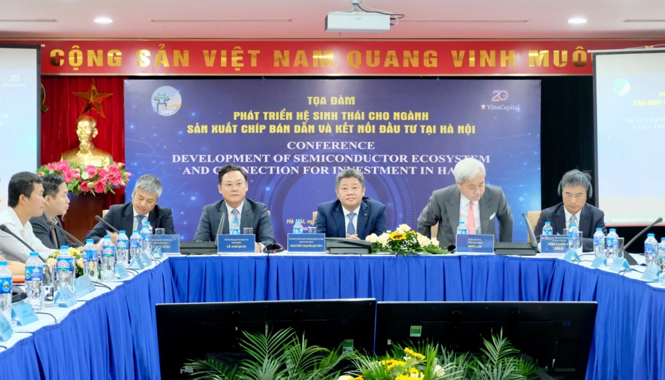 Ph&oacute; Chủ tịch UBND TP H&agrave; Nội Nguyễn Mạnh Quyền chủ tr&igrave; toạ đ&agrave;m về c&ocirc;ng nghiệp b&aacute;n dẫn.