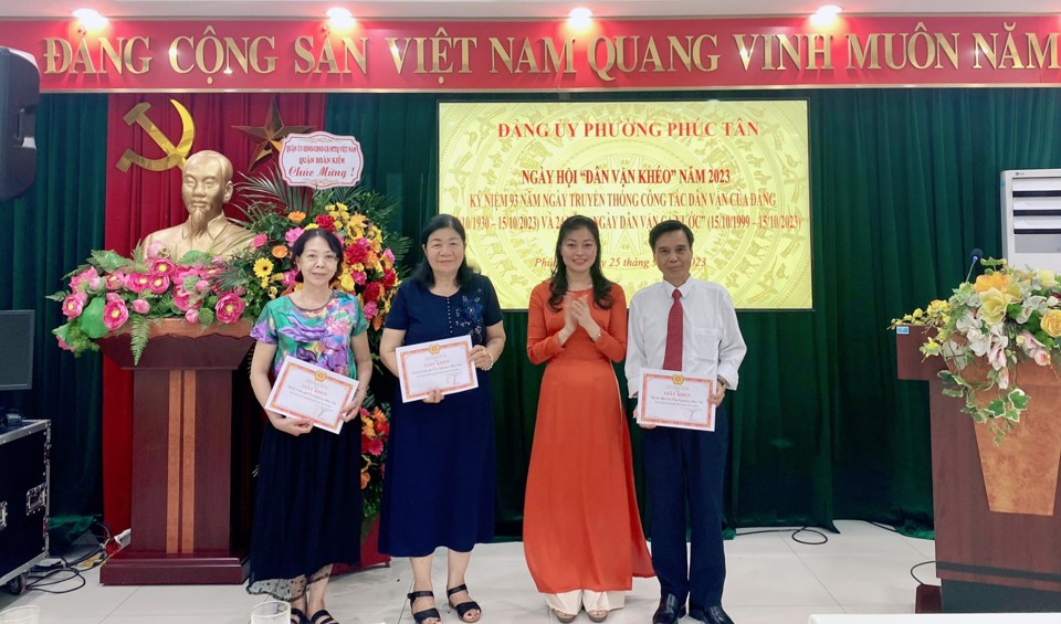 Khen thưởng c&aacute;c tập thể, c&aacute; nh&acirc;n c&oacute; th&agrave;nh t&iacute;ch trong phong tr&agrave;o ''D&acirc;n vận kh&eacute;o'' năm 2023 phường Ph&uacute;c T&acirc;n