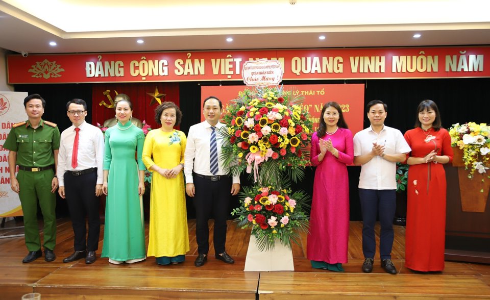 Tặng hoa ch&uacute;c mừng&nbsp;Ng&agrave;y hội "D&acirc;n vận kh&eacute;o" năm 2023 tại phường L&yacute; Th&aacute;i Tổ