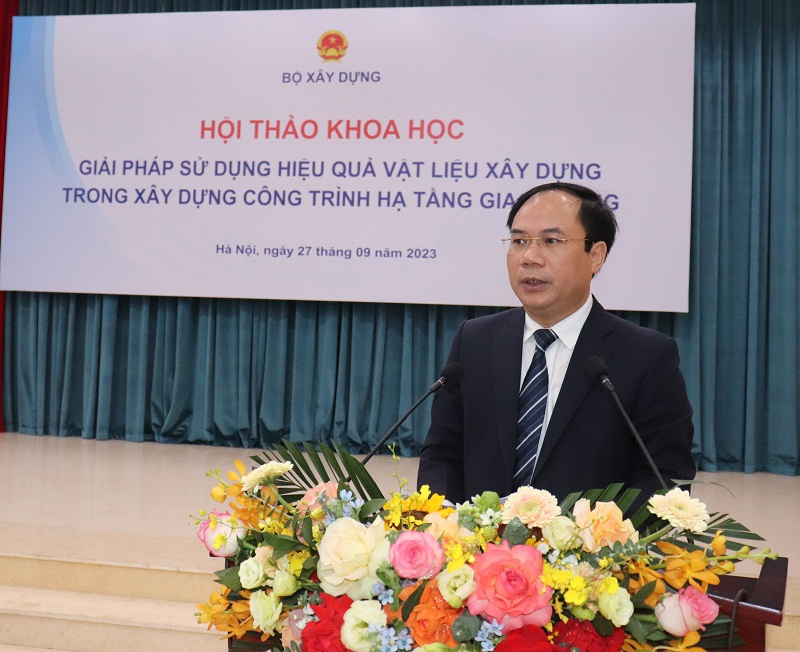 Thứ trưởng Bộ X&acirc;y dựng Nguyễn Văn Sinh ph&aacute;t biểu khai mạc hội thảo.
