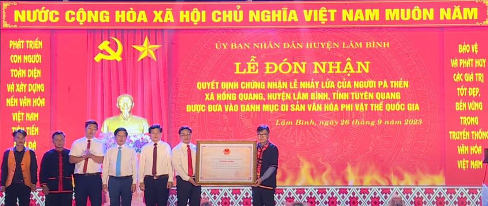 Lễ đ&oacute;n nhận Chứng nhận Lễ nhảy lửa của người P&agrave; Thẻn, x&atilde; Hồng Quang (huyện L&acirc;m B&igrave;nh) l&agrave; Di sản văn h&oacute;a phi vật thể quốc gia.