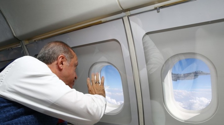 Tổng thống Recep Tayyip Erdogan ch&agrave;o đ&oacute;n m&aacute;y bay chiến đấu F-16 của Thổ Nhĩ Kỳ. Ảnh: Getty.&nbsp;