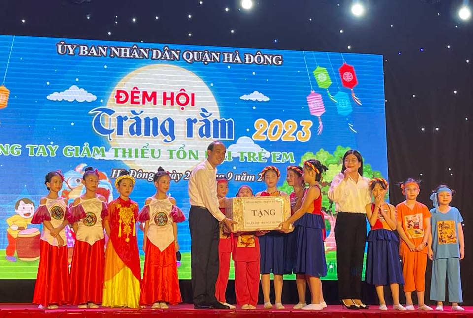 &Ocirc;ng Nguyễn T&acirc;y Nam - Ph&oacute; Gi&aacute;m đốc Sở Lao động Thương binh v&agrave; X&atilde; hội TP H&agrave; Nội tặng qu&agrave; cho c&aacute;c em thiếu nhi ở trường Tiểu học L&ecirc; Lợi.