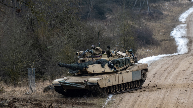 Tổng thống Ukraine Volodymyr Zelensky h&ocirc;m 26/9 x&aacute;c nhận, những si&ecirc;u tăng M1 Abrams đầu ti&ecirc;n do Mỹ viện trợ đ&atilde; đến Ukraine. Ảnh: RT