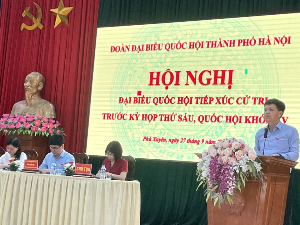 Ph&oacute; chủ nhiệm Ủy ban Khoa học C&ocirc;ng nghệ v&agrave; M&ocirc;i trường của Quốc hội Tạ Đ&igrave;nh Thi b&aacute;o c&aacute;o tại cuộc tiếp x&uacute;c cử tri huyện Ph&uacute; Xuy&ecirc;n