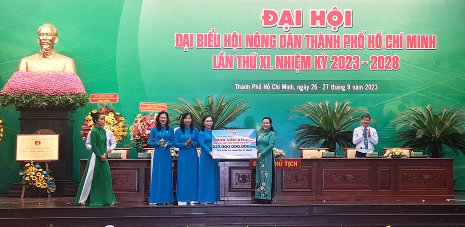 Chủ tịch HĐND TP Hồ Ch&iacute; Minh Nguyễn Thị Lệ trao bảng tượng trưng 225 tỷ đồng cho Quỹ Hỗ trợ n&ocirc;ng d&acirc;n TP.