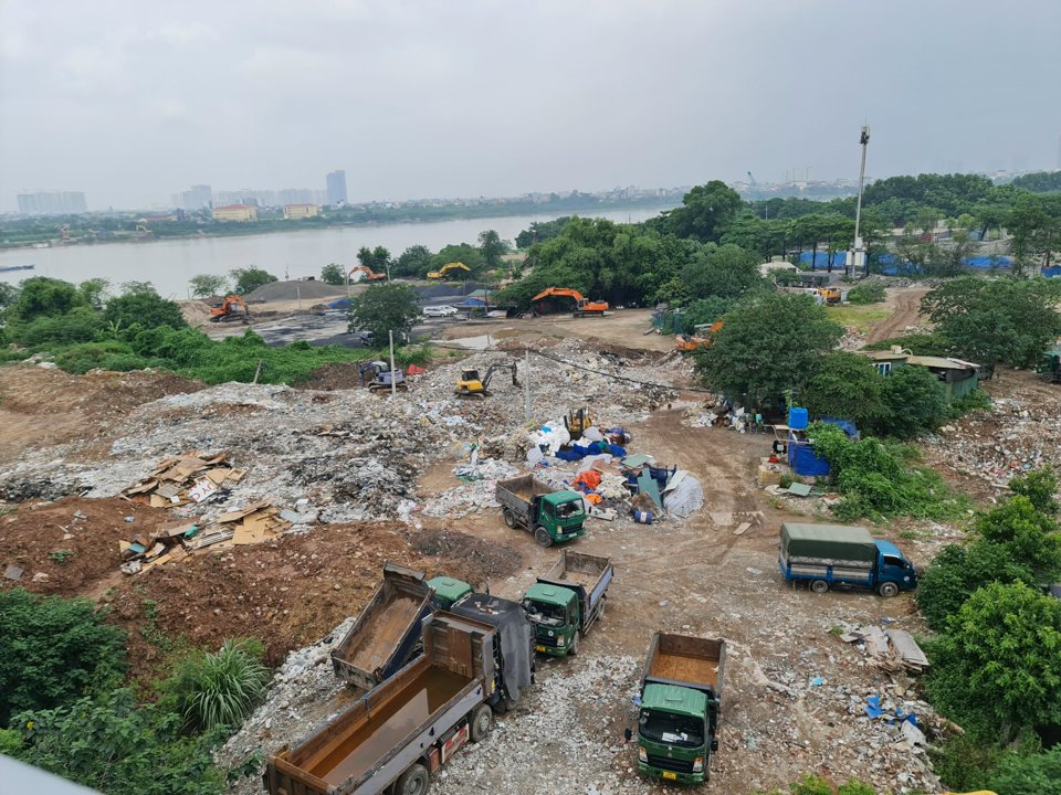 M&aacute;y m&oacute;c, r&aacute;c thải tập kết tr&agrave;n lan tại khu vực b&atilde;i s&ocirc;ng Hồng.