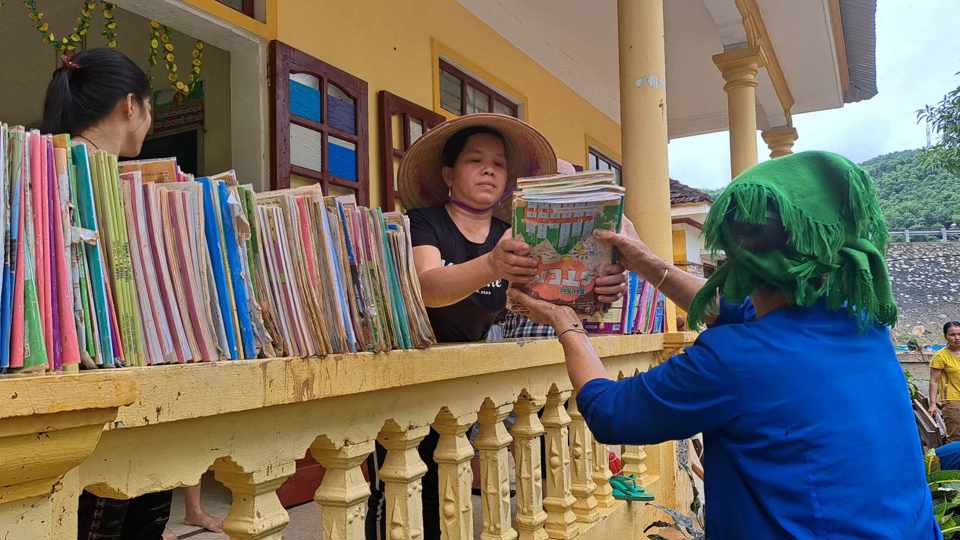 C&ocirc; Vi Thị Ho&agrave;i, gi&aacute;o vi&ecirc;n trường THPT Quỳ Ch&acirc;u bộc bạch, thương c&aacute;c ch&aacute;u học sinh, vốn đ&atilde; l&agrave; con em d&acirc;n tộc thiểu số, lũ qua cuốn hết s&aacute;ch vở, quần &aacute;o...nay c&agrave;ng đối diện với chồng chất thiếu thốn kh&oacute; khăn.