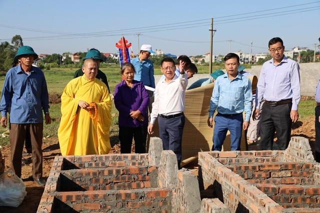 Chủ tịch UBND huyện M&ecirc; Linh Ho&agrave;ng Anh Tuấn động vi&ecirc;n người d&acirc;n x&atilde; Kim Hoa di chuyển mộ phục vụ GPMB dự &aacute;n đường V&agrave;nh đai 4 - V&ugrave;ng Thủ đ&ocirc;. Ảnh: C&ocirc;ng Thọ