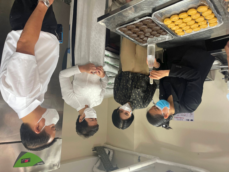 Giám đốc Sở Y tế Hà Nội Trần Thị Nhị Hà cùng đoàn kiểm tra bếp bánh tại khách sạn Sofitel Legend Metropole Hà Nội.