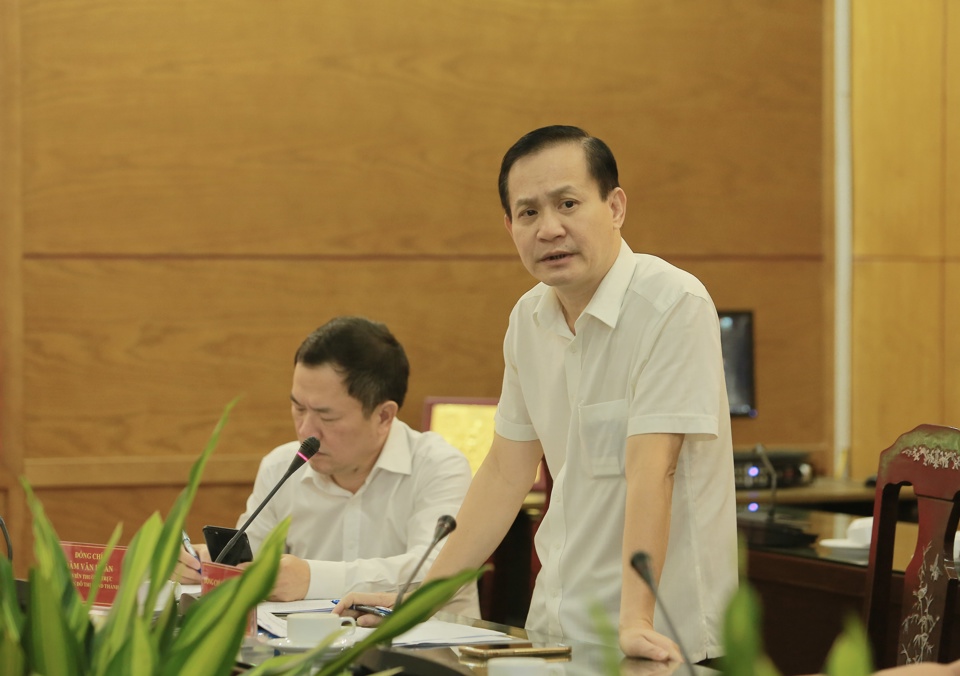 Ph&oacute; Chủ tịch UBND quận Thanh Xu&acirc;n L&ecirc; Trung Cường tiếp thu, giải tr&igrave;nh &yacute; kiến, kiến nghị của c&aacute;c đại biểu