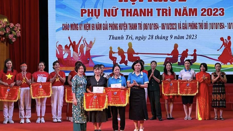 Chủ tịch Hội LHPN huyện Thanh Tr&igrave; Phạm Nguy&ecirc;n Nhung trao giải cho c&aacute;c đơn vị đạt giải.
