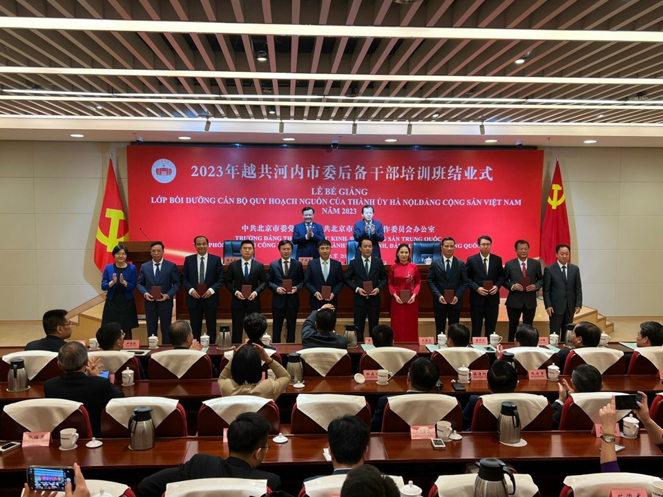 Bí thư Thành ủy Hà Nội Đinh Tiến Dũng cùng Phó Bí thư Thành ủy Bắc Kinh, Hiệu trưởng Trường Đảng Thành ủy Bắc Kinh Lưu Vỹ và các học viên được trao tặng chứng nhận tại lễ bế giảng.