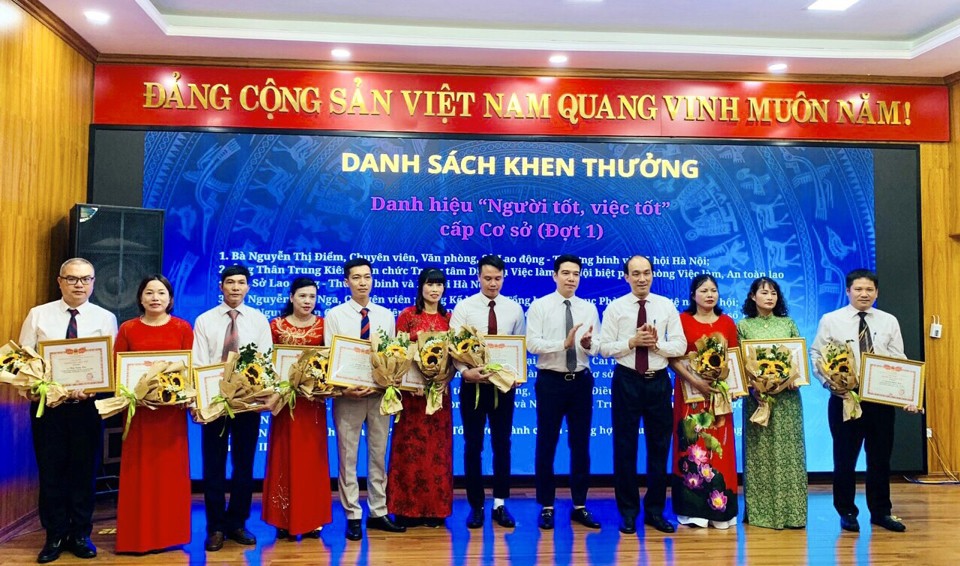 Đại diện lãnh đạo Bộ LĐTB&XH Hà Nội và Phó Giám đốc Sở LĐTB&XH Hà Nội Nguyễn Tây Nam trao tặng danh hiệu ''Người tốt, việc tốt'' cấp cơ sở cho các cá nhân. Ảnh: Trần Oanh