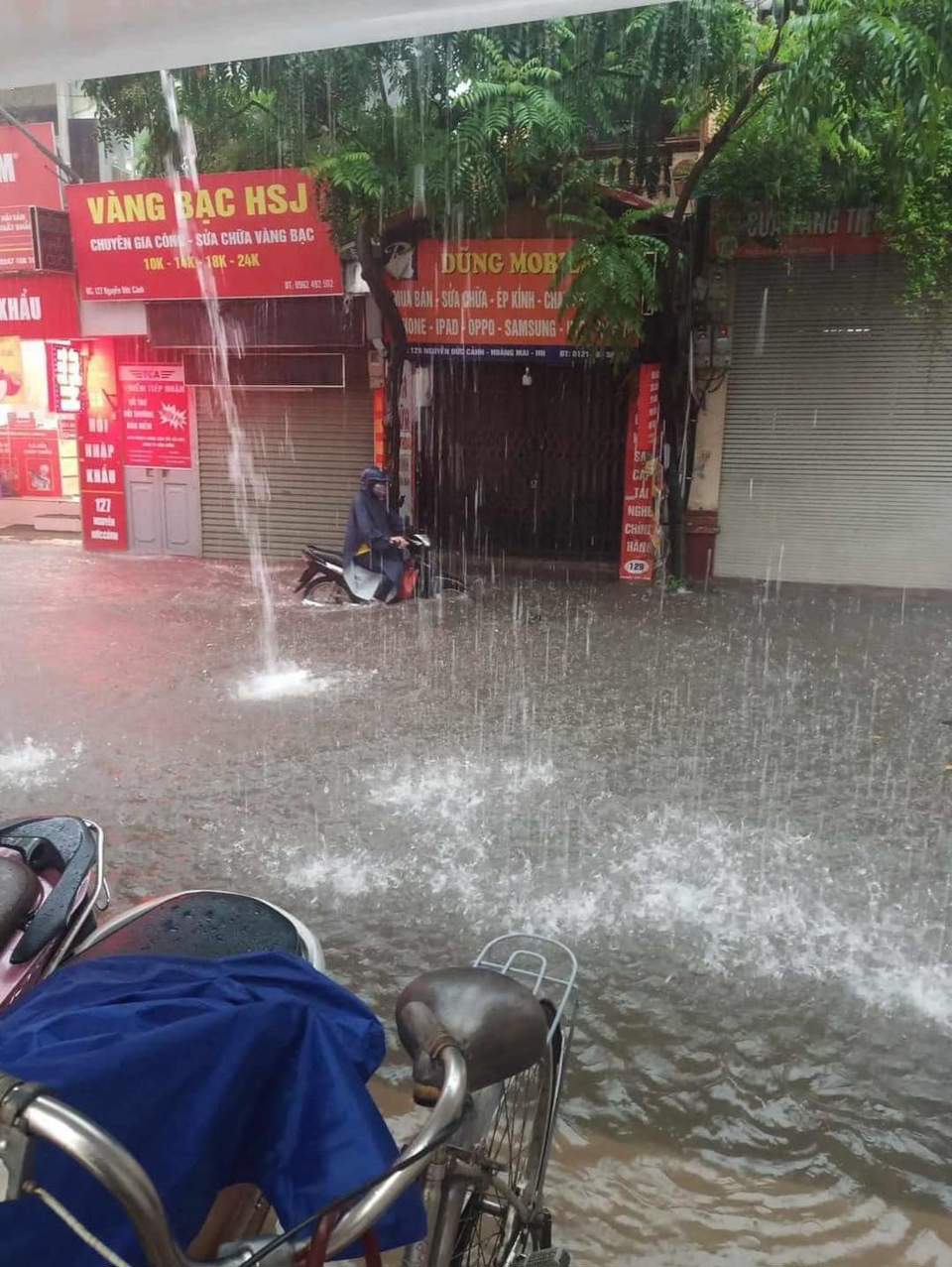Mưa ngập tr&ecirc;n phố Nguyễn Đức Cảnh.