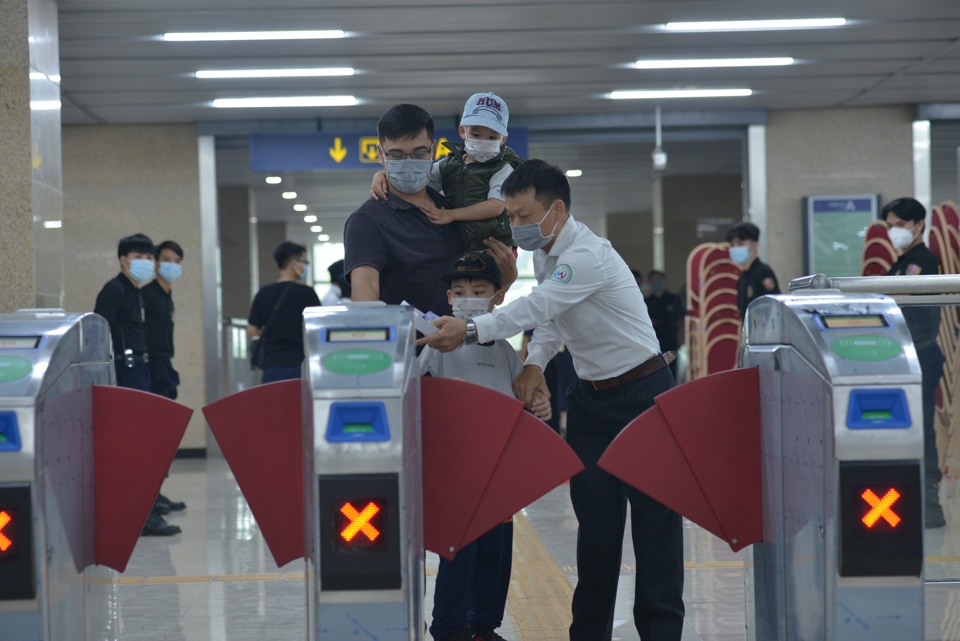 Hướng dẫn hành khách check vé tuyến đường sắt Cát Linh - Hà Đông. Ảnh: Hải Linh