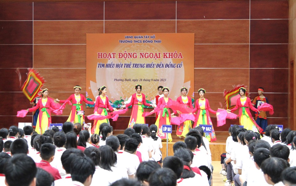 C&aacute;c em học sinh tham gia t&igrave;m hiểu về Đền Đồng Cổ bằng những tiểu phẩm, t&aacute;c phẩm văn h&oacute;a nghệ thuật.