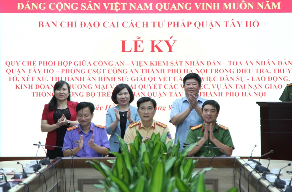 Đại diện l&atilde;nh đạo C&ocirc;ng an quận T&acirc;y Hồ - Ph&ograve;ng CSGT - Viện Kiểm s&aacute;t Nh&acirc;n d&acirc;n k&yacute; kết chương tr&igrave;nh phối hợp.