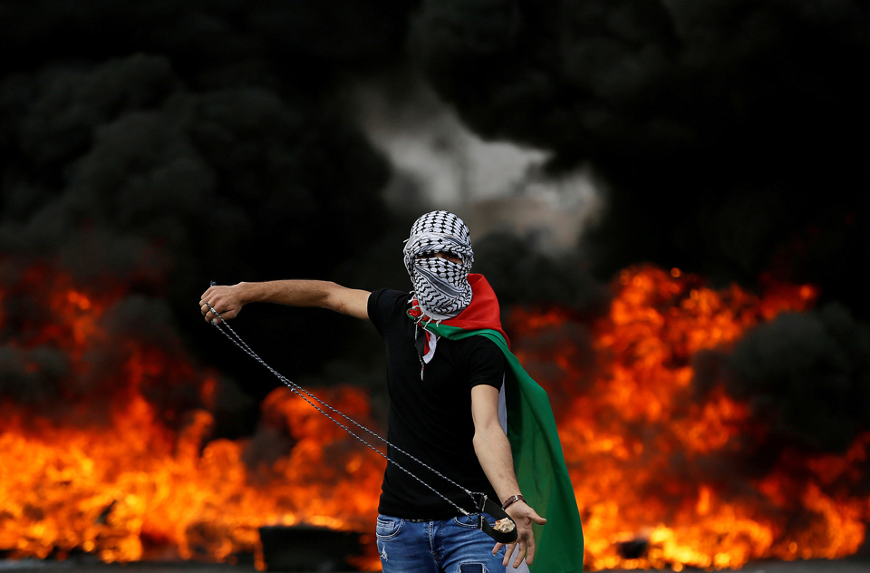 Một người Palestine biểu t&igrave;nh gần Ramallah, Bờ T&acirc;y. Ảnh: Reuters&nbsp;