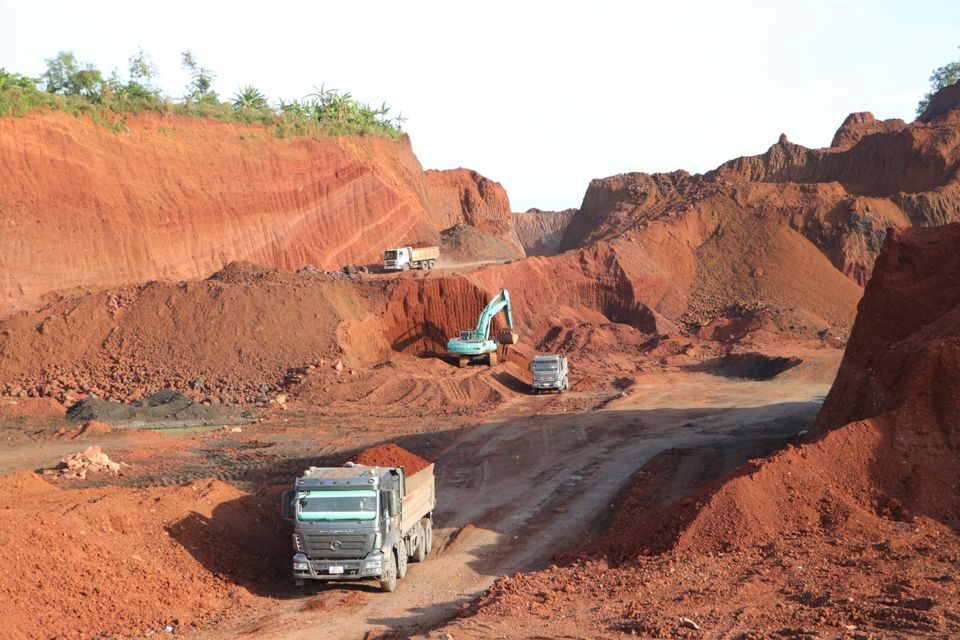 Một mỏ đất phục vụ dự án cao tốc Phan Thiết - Dầu Giây ở huyện Xuân Lộc. Ảnh: Hoàng Bình