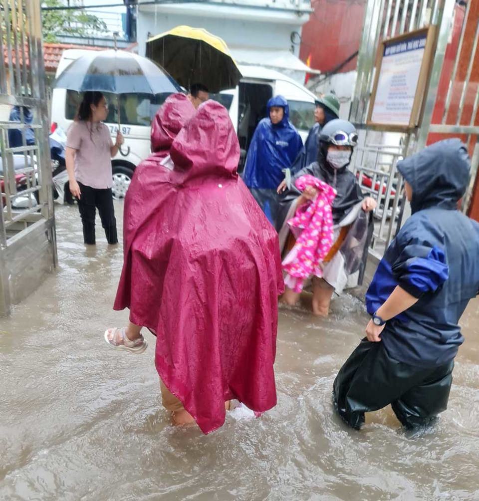 Quận Hà Đông: Mưa lớn khiến một số trường học bị ngập úng - Ảnh 1