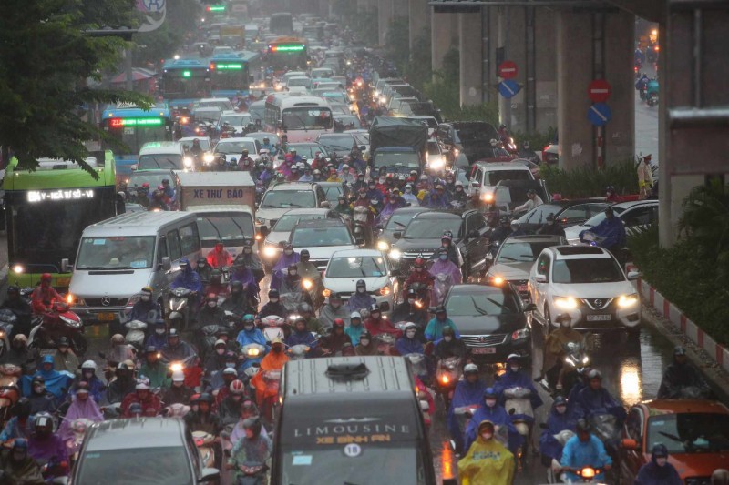 Ùn tắc giao thông khi trận mưa lớn kéo dài trên đường Nguyễn Trãi sáng 28/9. Ảnh: Ngọc Linh