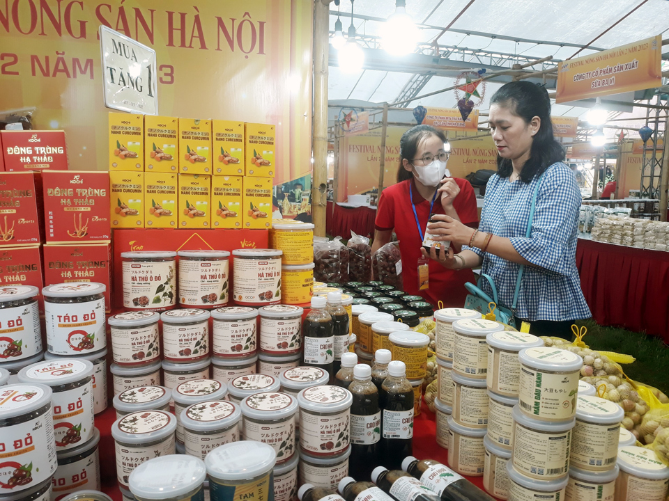 Người ti&ecirc;u d&ugrave;ng mua sản phẩm Việt tại Festival n&ocirc;ng sản H&agrave; Nội lần 2 năm 2023 tổ chức tại huyện S&oacute;c Sơn. Ảnh: Ho&agrave;i Nam