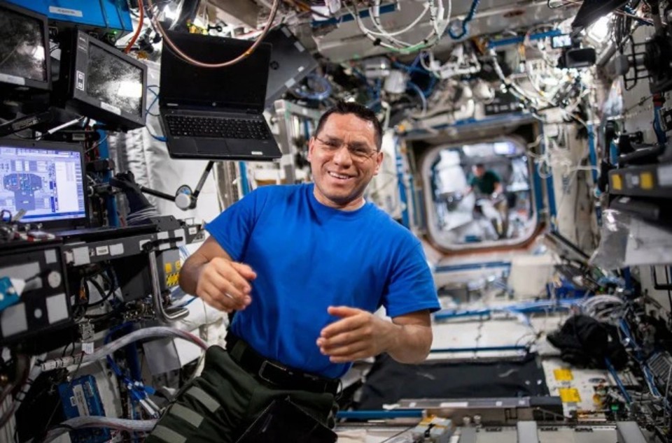 Phi h&agrave;nh gia Frank Rubio của NASA tr&ecirc;n Trạm kh&ocirc;ng gian quốc tế (ISS). Ảnh: NASA &nbsp;