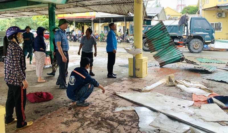 Trong ng&agrave;y 28/9 đ&atilde; c&oacute; gần 20 chủ nh&agrave; h&agrave;ng ti&ecirc;n phong th&aacute;o dỡ ki- ốt di dời đến nơi kinh doanh mới