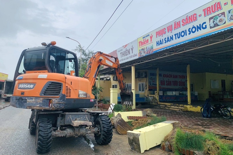 Giải tỏa 46 nh&agrave; h&agrave;ng ven ở Khu du lịch biển Thi&ecirc;n Cầm g&oacute;p phần mở rộng tuyến đường ven biển, tạo h&agrave;nh lang th&ocirc;ng tho&aacute;ng, th&uacute;c đẩy ph&aacute;t triển du lịch bền vững