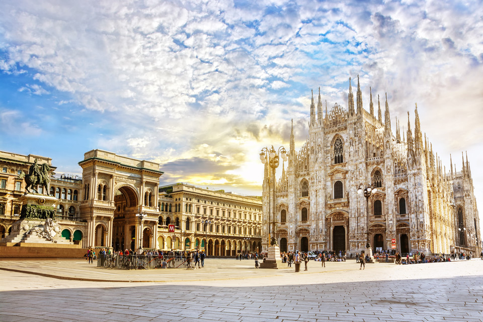 Quảng trường Piazza del Duomo trong &aacute;nh nắng b&igrave;nh minh ở Milan, Italia. Ảnh: Expedia &nbsp;