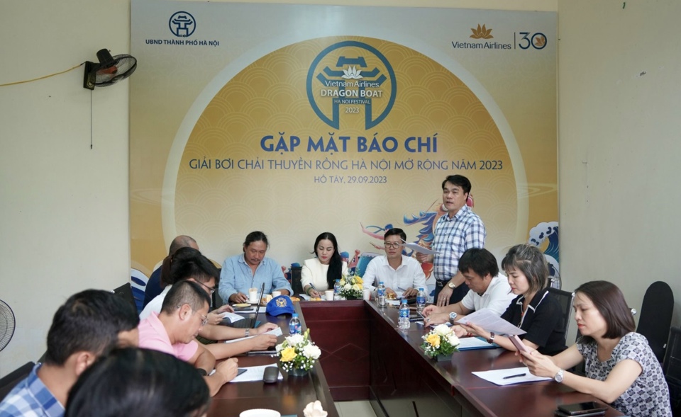 Quang cảnh buổi họp b&aacute;o chiều ng&agrave;y 29/9.