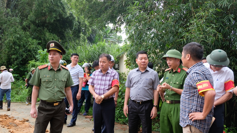 Chủ tịch UBND huyện Quốc Oai Nguyễn Trường Sơn trực tiếp chỉ đạo cuộc cưỡng chế.