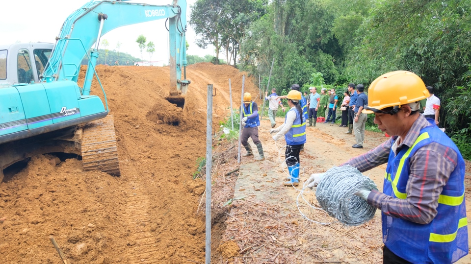 Lực lượng chức năng dựng h&agrave;ng r&agrave;o d&acirc;y th&eacute;p gai bảo vệ khu đất cưỡng chế thu hồi.