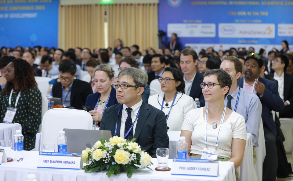 この会議には、ベトナムとベトナムから多くの一流の医療専門家が集まりました。 参加する世界。