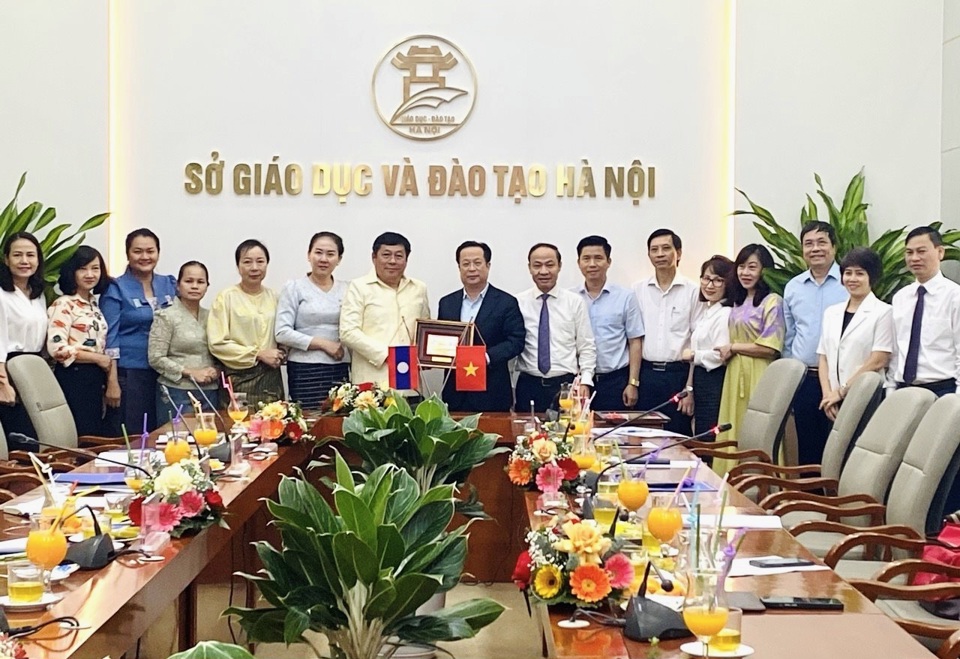 Đại diện ngành GD&ĐT Hà Nội tặng quà lưu niệm cho đoàn công tác ngành Giáo dục và Thể thao Viêng Chăn