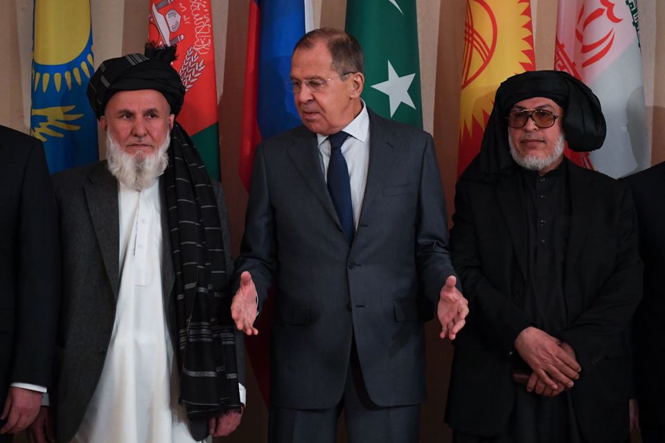 Ngoại trưởng Nga Sergei Lavrov (giữa) c&ugrave;ng đại diện của cả ch&iacute;nh phủ Afghanistan v&agrave; Taliban chụp ảnh chung ở Moscow, trong một cuộc gặp v&agrave;o năm 2018. Ảnh: AFP