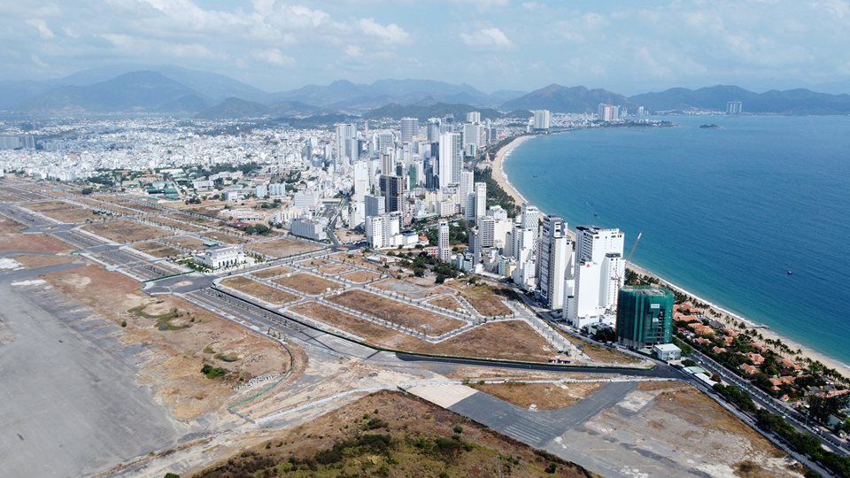 Khu đất s&acirc;n bay Nha Trang. Ảnh: Trung Nh&acirc;n.