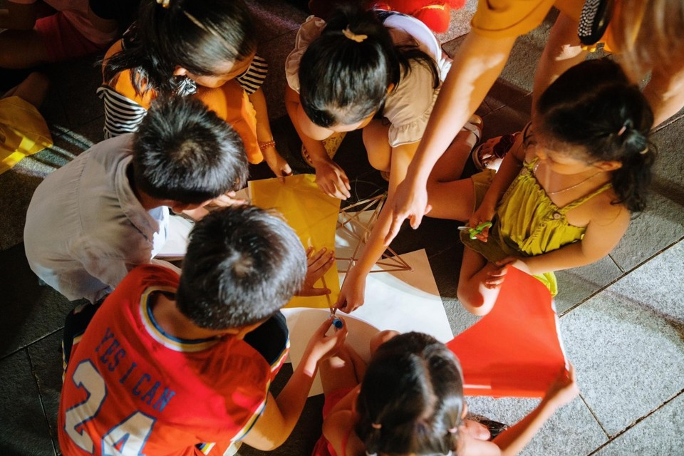 Trẻ em ở TP Nha Trang (Kh&aacute;nh H&ograve;a) l&agrave;m lồng đ&egrave;n để vui Trung thu.
