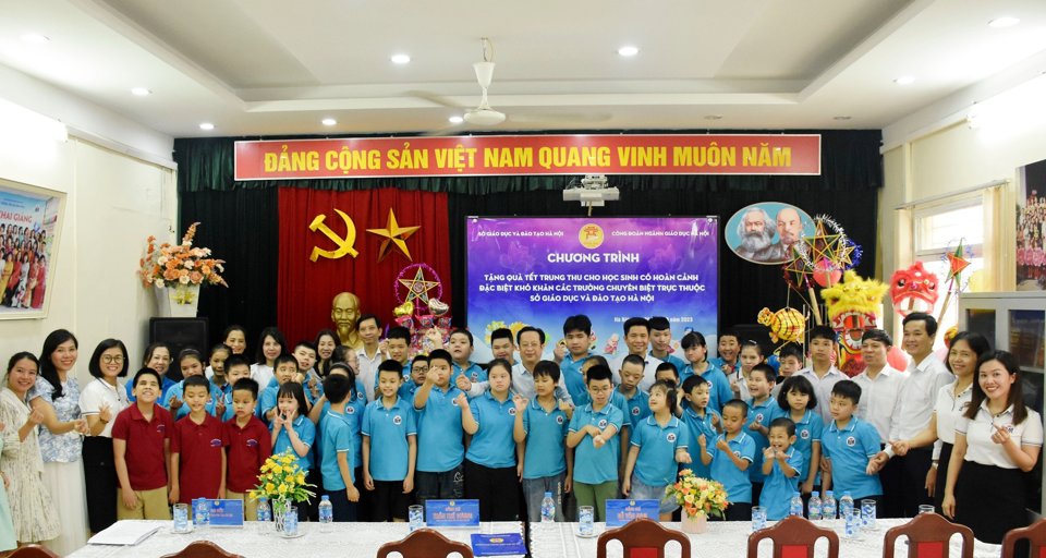Lãnh đạo Sở GD&ĐT và Công đoàn ngành giáo dục Hà Nội tặng quà Trung thu cho các học sinh trường chuyên biệt