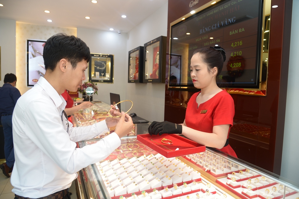 Mua bán vàng tại cửa hàng trên đường Trần Duy Hưng, quận Cầu Giấy. Ảnh: Phạm Hùng
