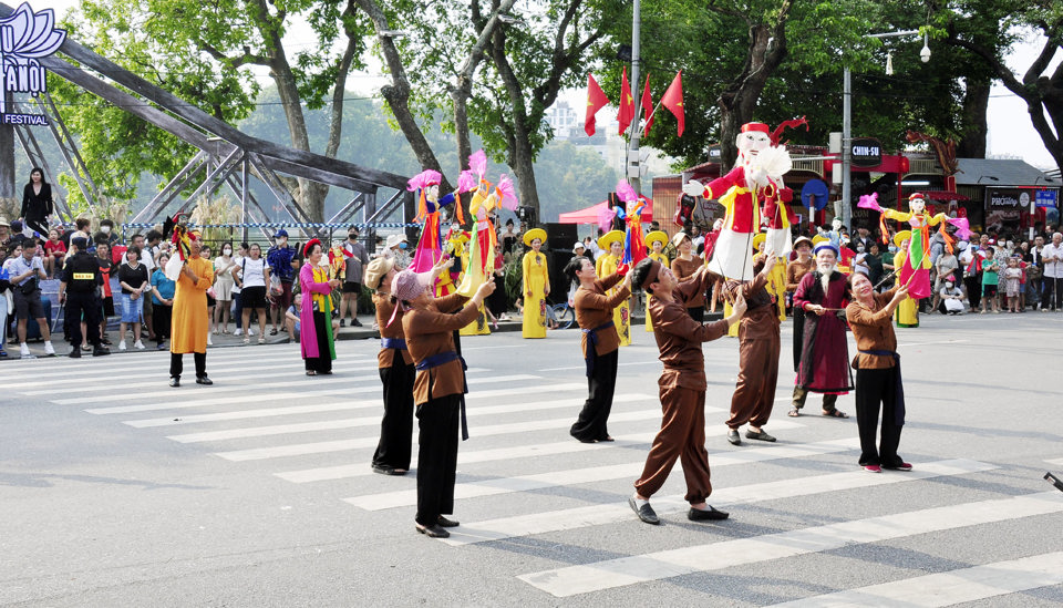 Nghệ nh&acirc;n huyện Mỹ Đức tr&igrave;nh diễn rối cạn tại buổi tổng duyệt chương tr&igrave;nh Carnaval chiều 30/9. Ảnh: Ho&agrave;i Nam